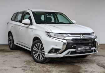 Подержанный автомобиль Mitsubishi Outlander 2022 года (3 фото)