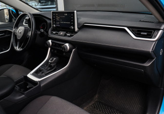 Подержанный автомобиль Toyota RAV4 2020 года (7 фото)