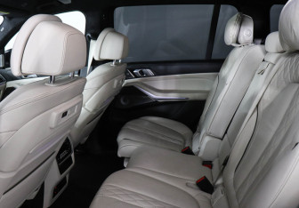 Подержанный автомобиль BMW X7 2021 года (14 фото)