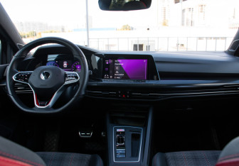 Подержанный автомобиль Volkswagen Golf GTI Hatchback 2021 года (18 фото)