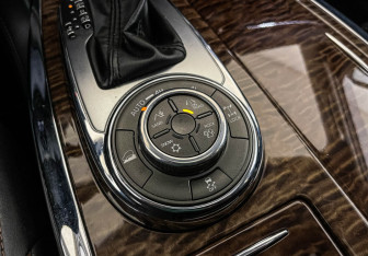 Подержанный автомобиль Nissan Patrol 2012 года (14 фото)