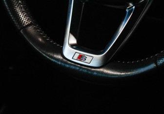 Подержанный автомобиль Audi Q8 2019 года (14 фото)