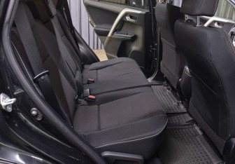 Подержанный автомобиль Toyota RAV4 2015 года (12 фото)