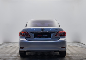 Подержанный автомобиль Toyota Corolla Sedan 2011 года (4 фото)