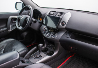 Подержанный автомобиль Toyota RAV4 2010 года (10 фото)