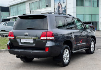 Подержанный автомобиль Toyota Land Cruiser Suv 2010 года (5 фото)