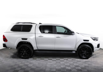 Подержанный автомобиль Toyota Hilux 2023 года (4 фото)