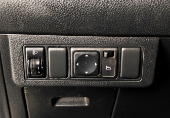 Подержанный автомобиль Nissan Tiida Hatchback 2008 года (13 фото)