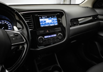 Подержанный автомобиль Mitsubishi Outlander 2016 года (22 фото)