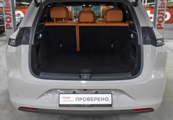 Подержанный автомобиль LiXiang L6 2024 года (10 фото)