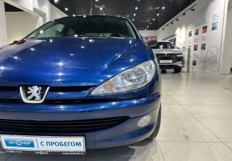 Подержанный автомобиль Peugeot 206 Hatchback 2002 года (9 фото)