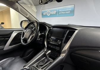 Подержанный автомобиль Mitsubishi Pajero Sport 2017 года (19 фото)