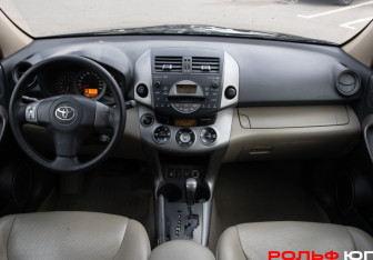 Подержанный автомобиль Toyota RAV4 2006 года (10 фото)