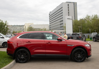 Подержанный автомобиль Jaguar F-Pace 2017 года (3 фото)
