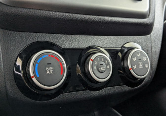 Подержанный автомобиль Kia Rio Sedan 2017 года (15 фото)