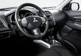 Подержанный автомобиль Mitsubishi ASX 2012 года (7 фото)