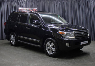 Подержанный автомобиль Toyota Land Cruiser Suv 2013 года (3 фото)