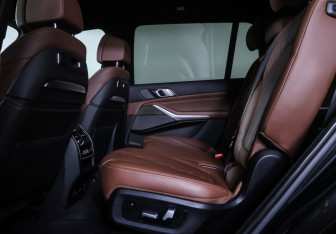 Подержанный автомобиль BMW X7 2023 года (11 фото)