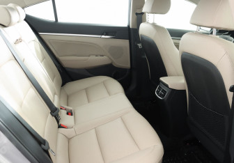 Подержанный автомобиль Hyundai Elantra Sedan 2020 года (12 фото)