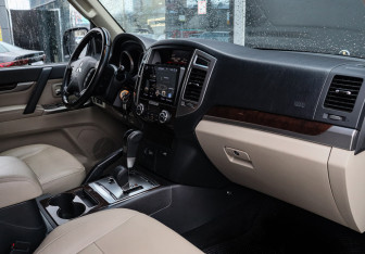 Подержанный автомобиль Mitsubishi Pajero 2019 года (7 фото)