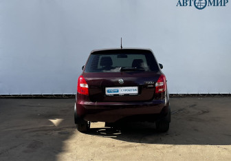Подержанный автомобиль Skoda Fabia Hatchback 2012 года (6 фото)