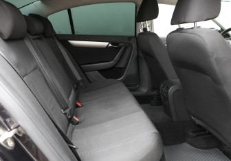 Подержанный автомобиль Volkswagen Passat Sedan 2011 года (12 фото)