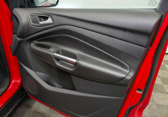 Подержанный автомобиль Ford Kuga 2017 года (24 фото)