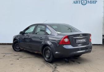 Подержанный автомобиль Ford Focus Sedan 2006 года (7 фото)