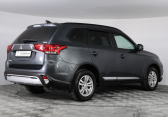 Подержанный автомобиль Mitsubishi Outlander 2021 года (4 фото)