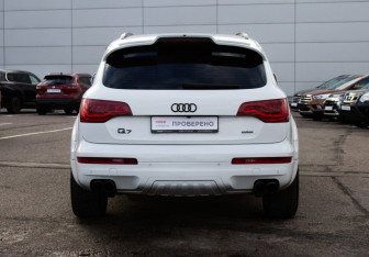 Подержанный автомобиль Audi Q7 2012 года (6 фото)