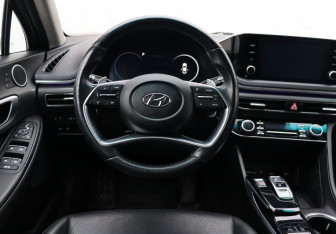 Подержанный автомобиль Hyundai Sonata 2023 года (14 фото)