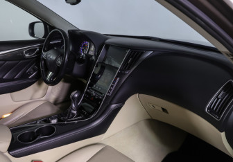 Подержанный автомобиль Infiniti Q50 2014 года (10 фото)