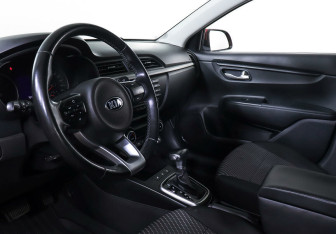 Подержанный автомобиль Kia Rio Sedan 2017 года (12 фото)