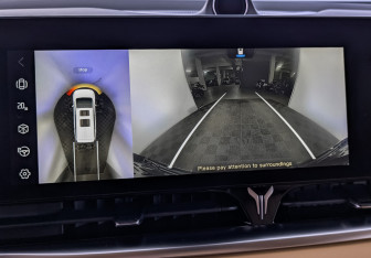 Подержанный автомобиль Voyah Dream 2023 года (25 фото)
