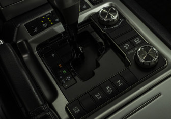 Подержанный автомобиль Toyota Land Cruiser Suv 2015 года (17 фото)