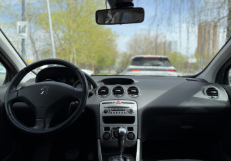 Подержанный автомобиль Peugeot 308 Hatchback 2008 года (9 фото)
