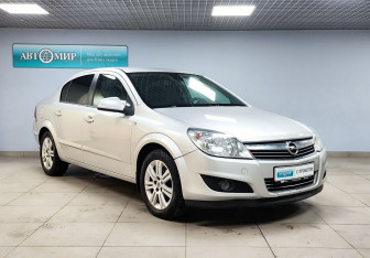Подержанный автомобиль Opel Astra Sedan 2011 года (3 фото)