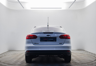 Подержанный автомобиль Ford Focus Sedan 2015 года (6 фото)