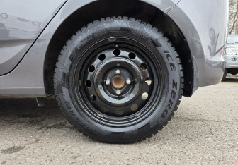 Подержанный автомобиль Hyundai Solaris Hatchback 2014 года (17 фото)