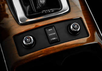 Подержанный автомобиль Infiniti QX70 2013 года (19 фото)