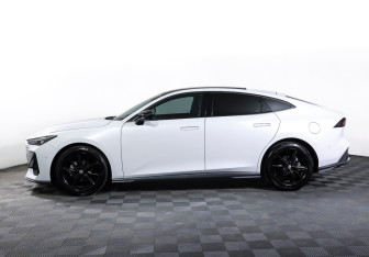 Подержанный автомобиль Changan UNI-V 2023 года (8 фото)