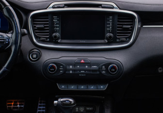 Подержанный автомобиль Kia Sorento 2017 года (15 фото)