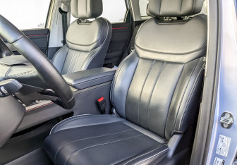 Подержанный автомобиль Jaecoo J7 2024 года (21 фото)