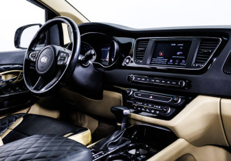 Подержанный автомобиль Kia Carnival 2019 года (9 фото)