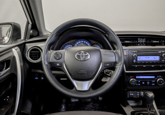 Подержанный автомобиль Toyota Auris Hatchback 2013 года (22 фото)