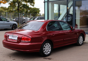 Подержанный автомобиль Hyundai Sonata 2005 года (4 фото)