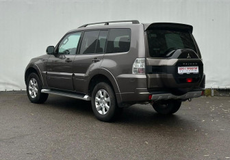 Подержанный автомобиль Mitsubishi Pajero 2015 года (7 фото)