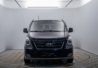 Подержанный автомобиль Hyundai H-1 2015 года (2 фото)