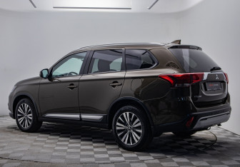 Подержанный автомобиль Mitsubishi Outlander 2019 года (7 фото)