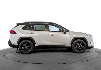 Подержанный автомобиль Toyota RAV4 2021 года (4 фото)